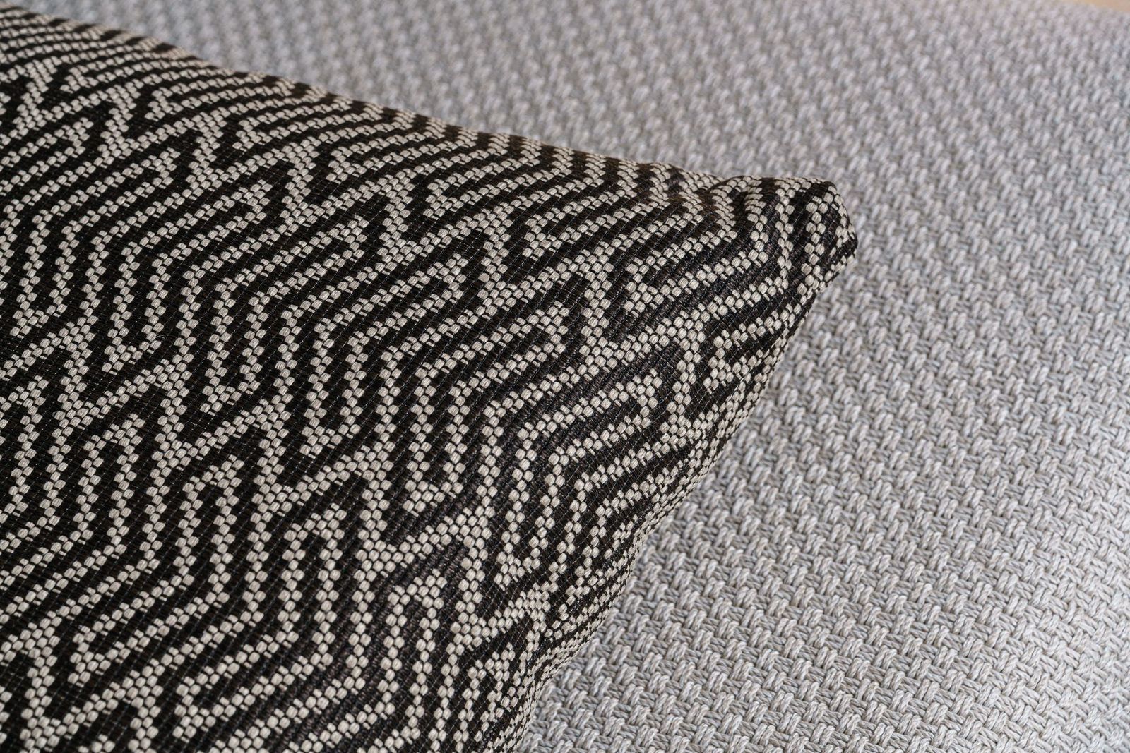 Flou Подушка декоративная уличная 55*55 Twist 981 от Flou — в интерьере