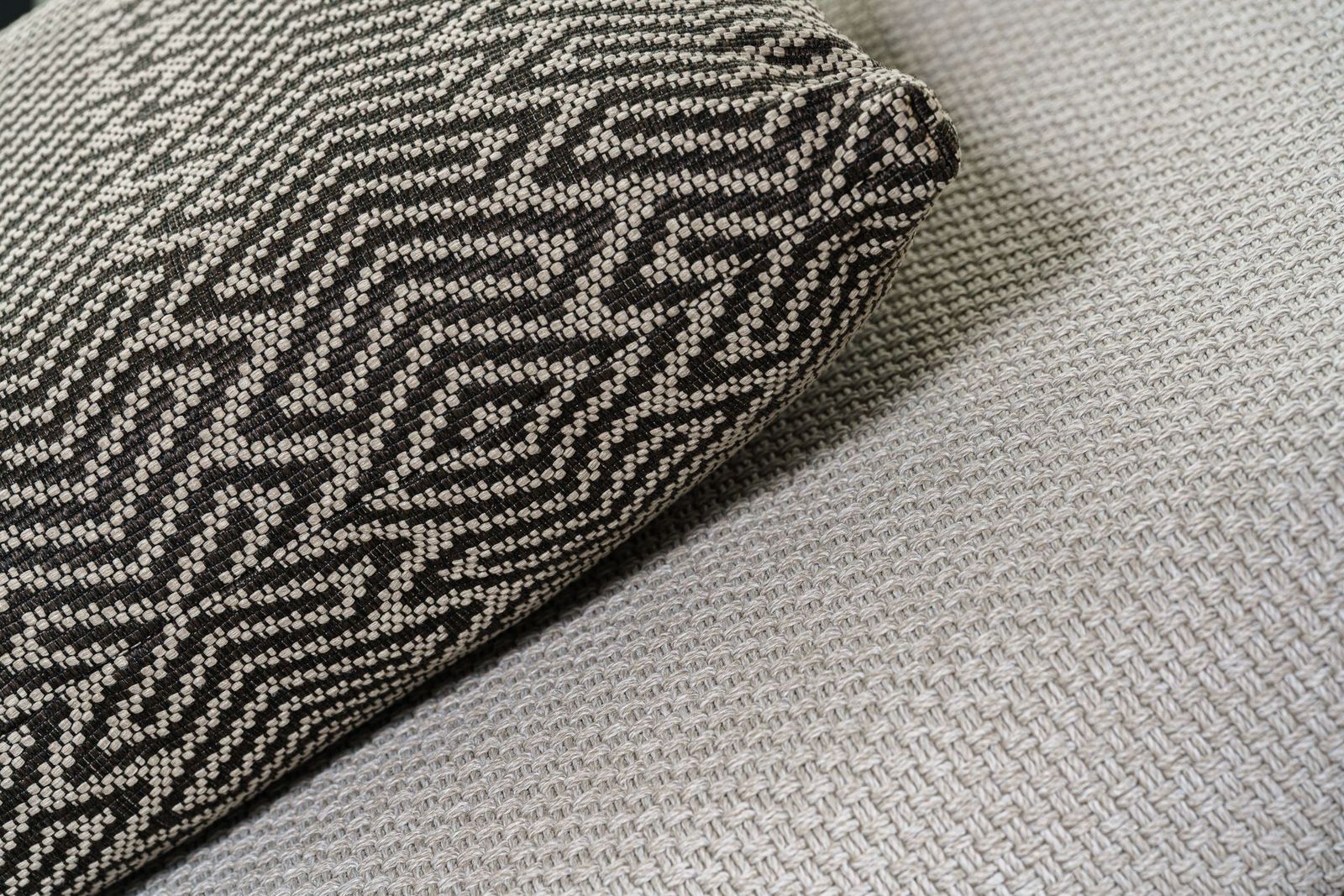 Flou Подушка декоративная уличная 55*55 Twist 981 от Flou — в интерьере