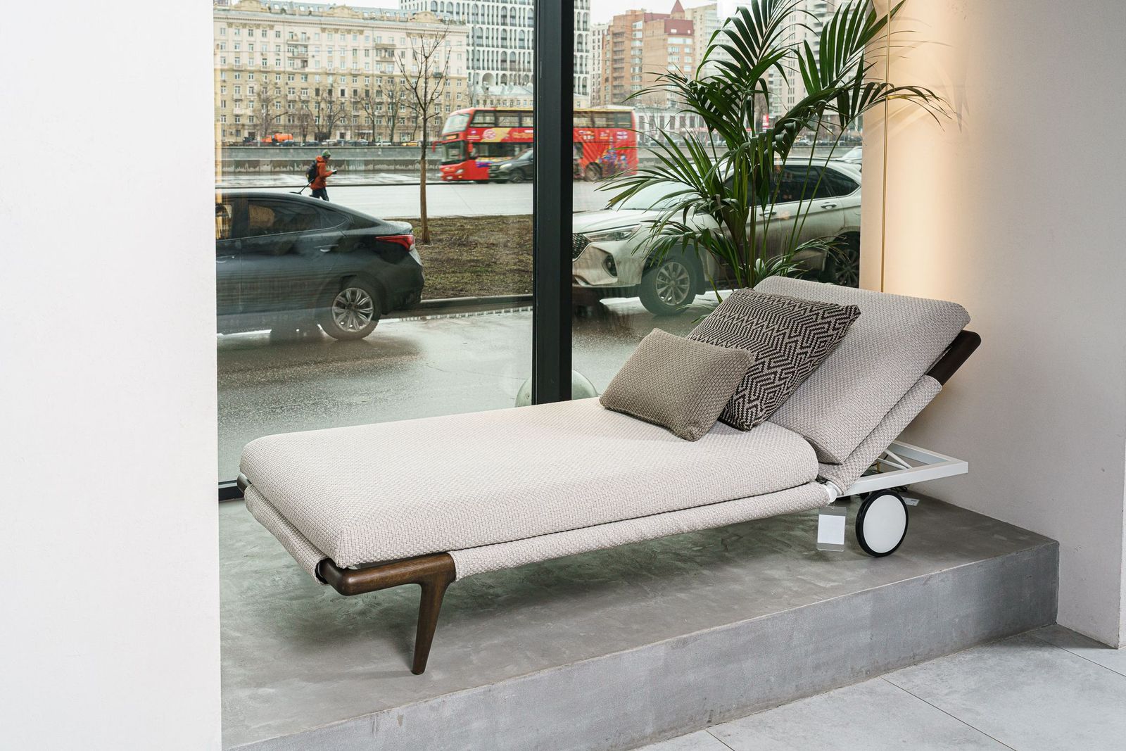 Flou Подушка декоративная уличная 55*55 Twist 981 от Flou — в интерьере