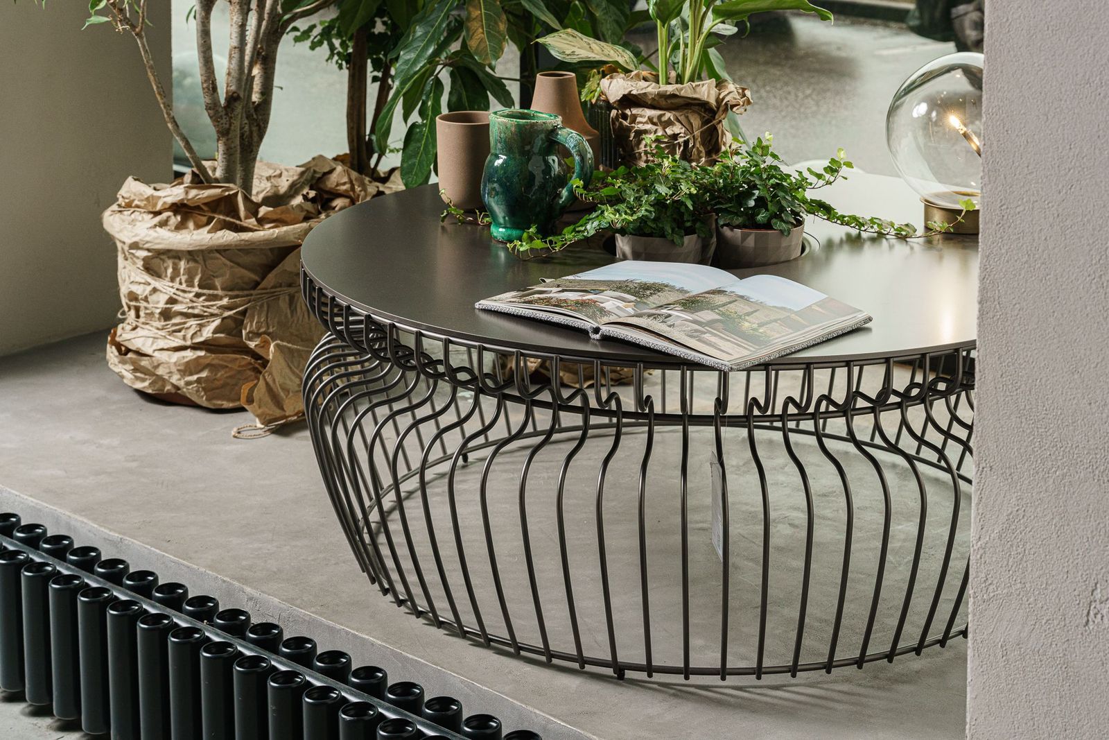 Flou Уличный журнальный столик Atollo 120 Matt Burnished от Flou — в интерьере
