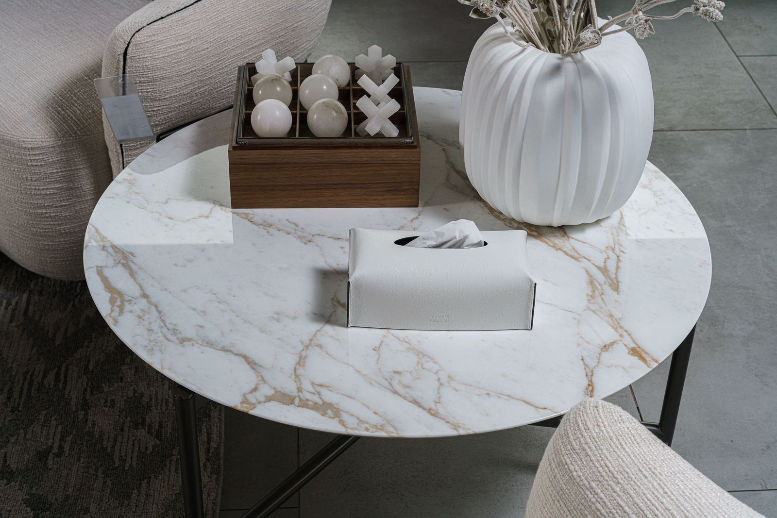 Flou Маленький столик Iko 90 Calacatta Gold от Flou — в интерьере