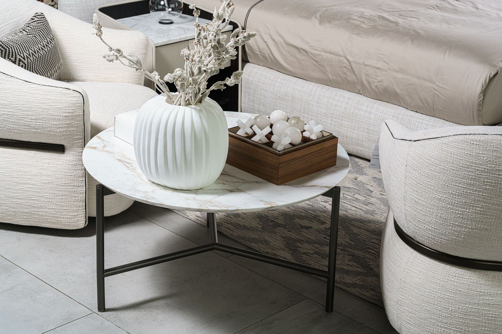Flou Маленький столик Iko 90 Calacatta Gold от Flou — в интерьере