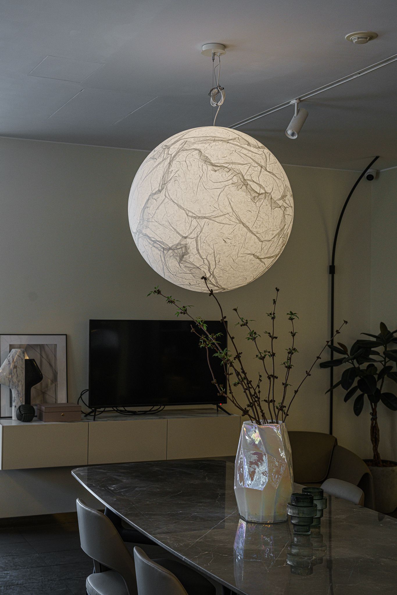 Davide Groppi Подвесной светильник Moon 80 от Davide Groppi — в интерьере