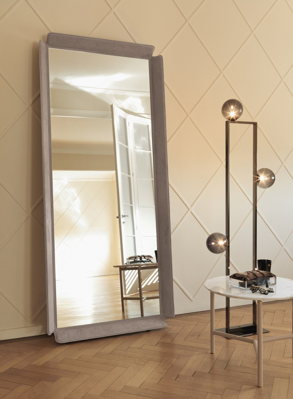 Flou Зеркало Gentleman Nabuk 85 от Flou — в интерьере