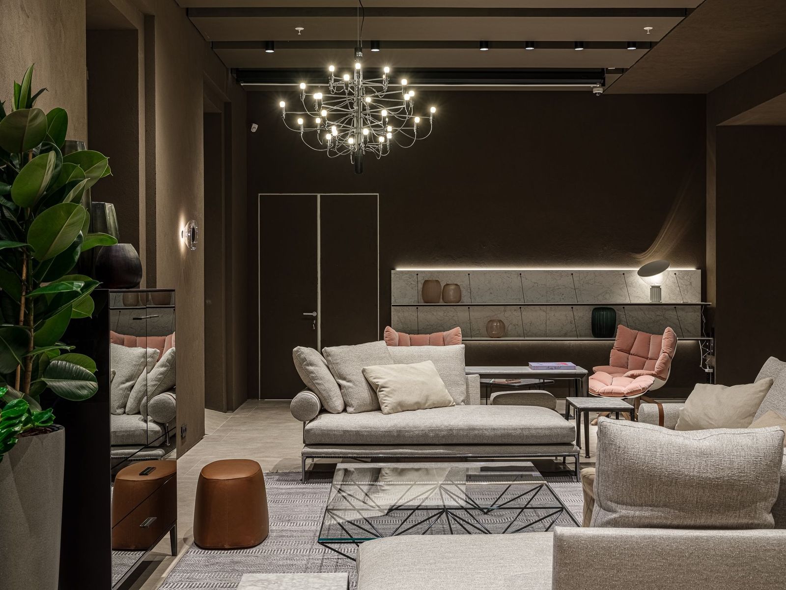 B&B Italia Пуф овальный Frank Pelle marroncino от B&B Italia — в интерьере