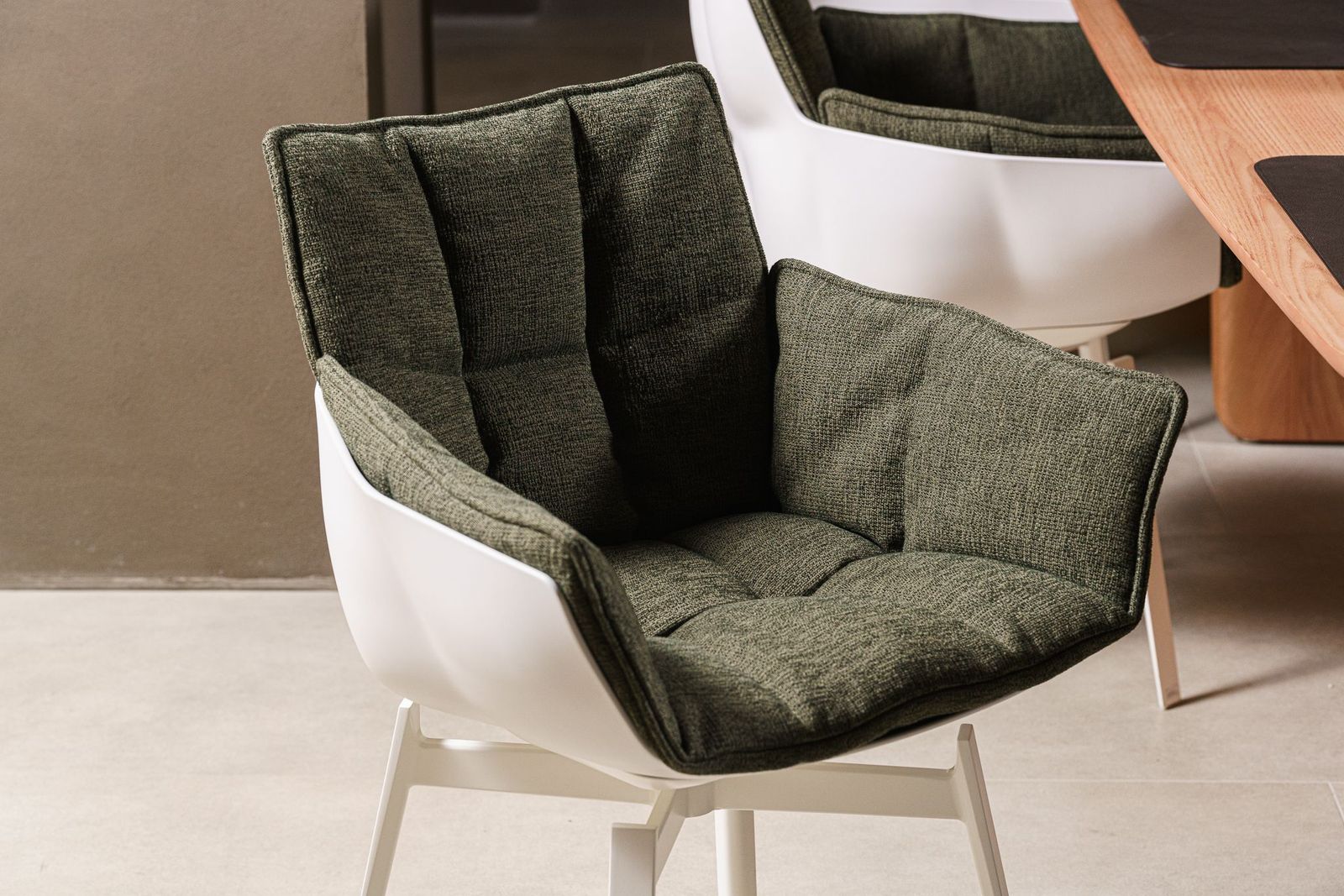 B&B Italia Стул Husk Verde Oliva от B&B Italia — в интерьере