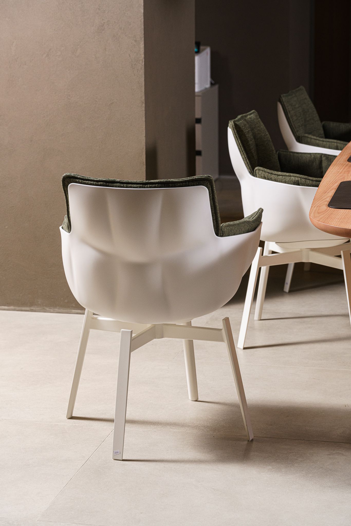 B&B Italia Стул Husk Verde Oliva от B&B Italia — в интерьере