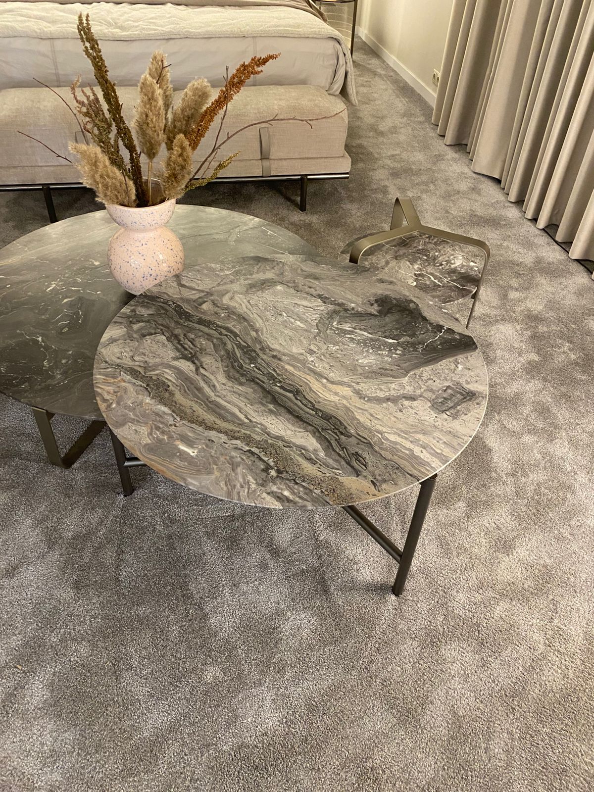 Flou Маленький столик Iko 90 Grey orobico от Flou — в интерьере