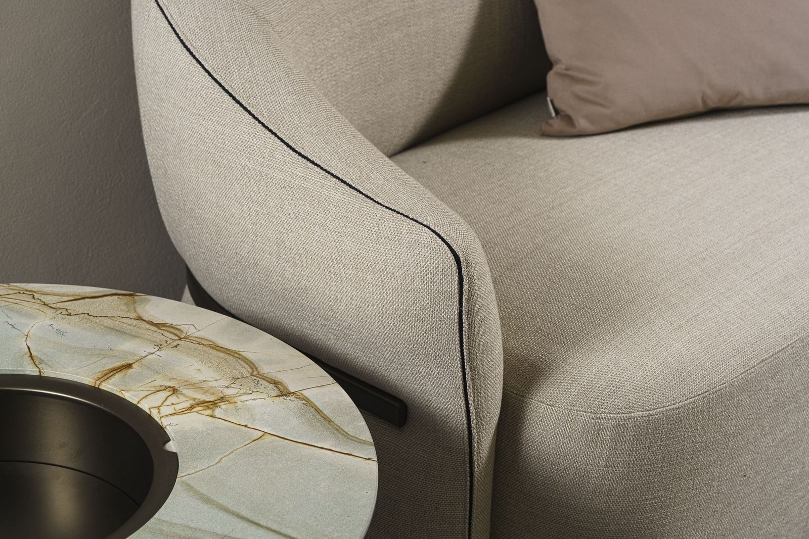 Flou Двухместный диван Madame Butterfly 574 Capri от Flou — в интерьере