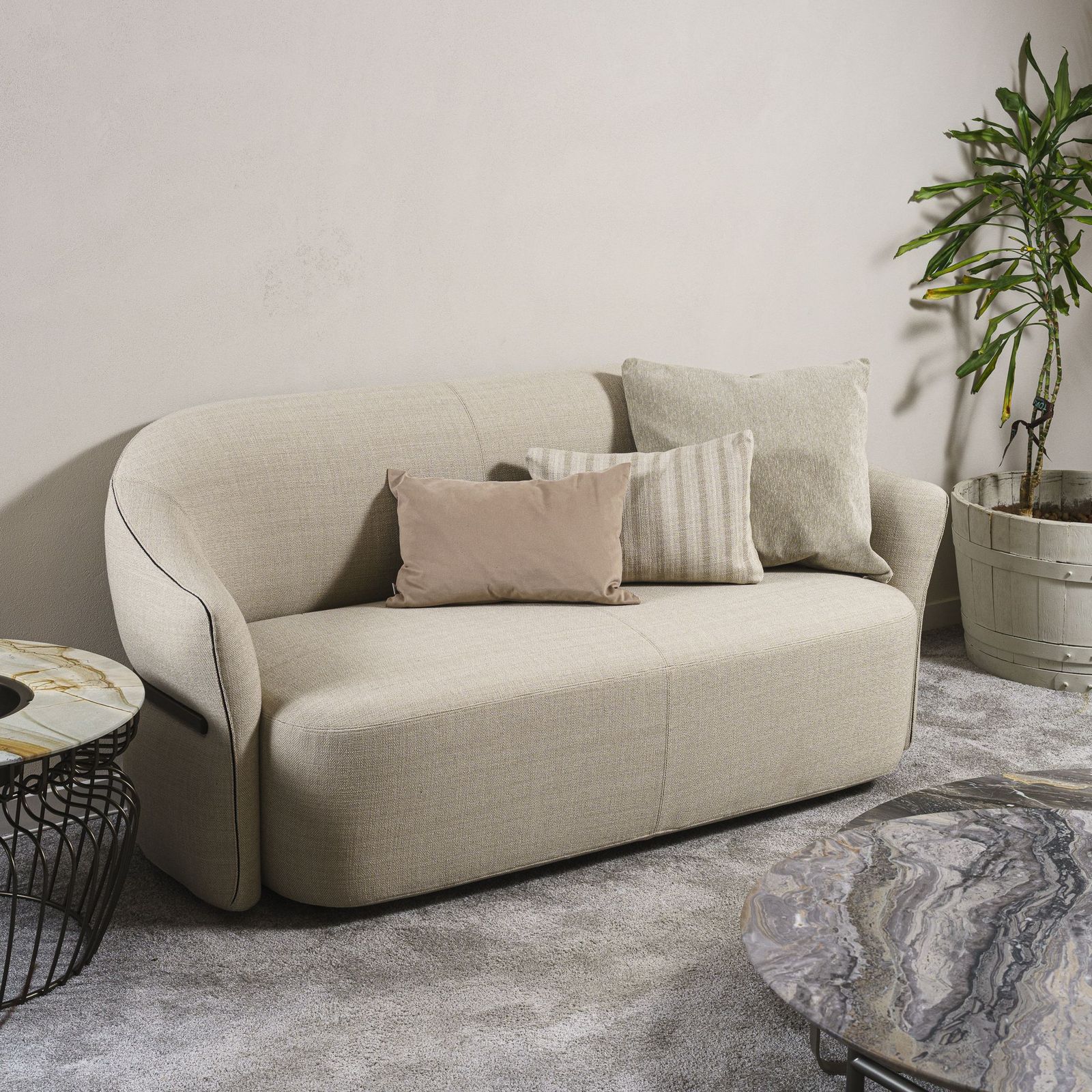 Flou Двухместный диван Madame Butterfly 574 Capri от Flou — в интерьере