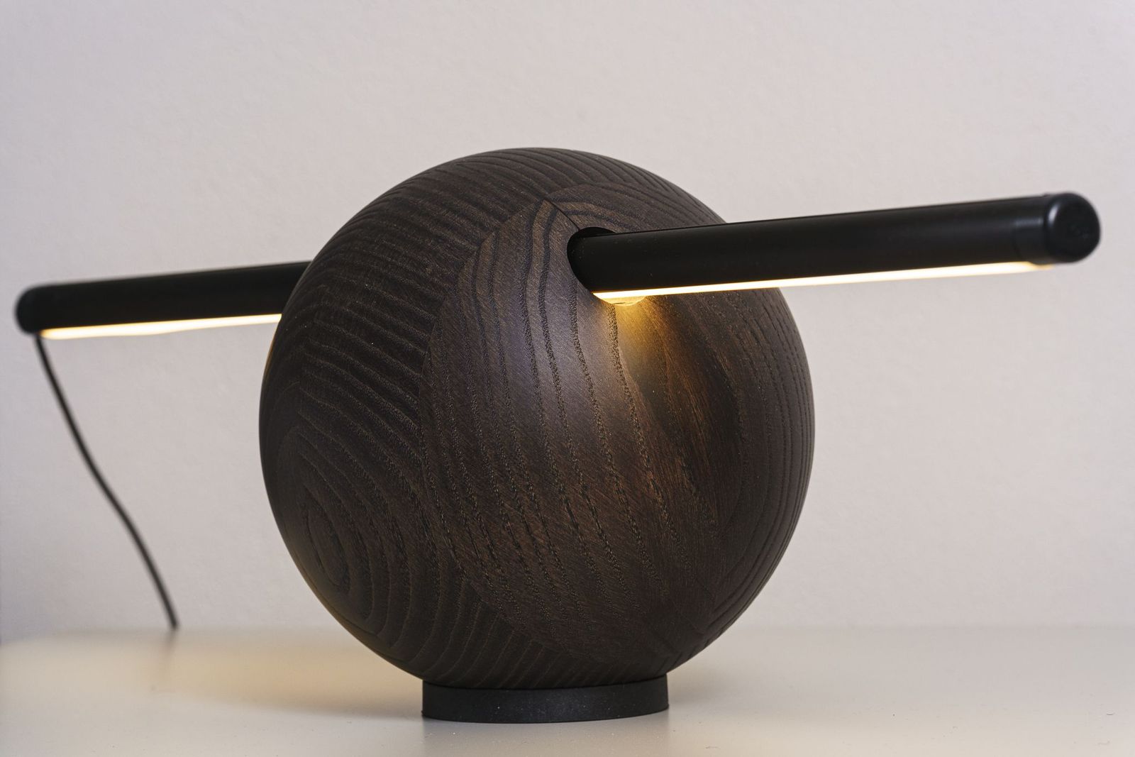 Flou Настольная лампа Rugiada coffee brown Ashwood от Flou — в интерьере