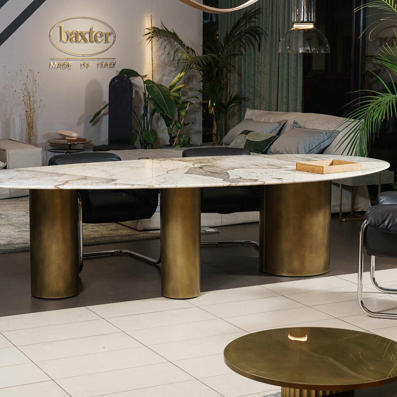 Baxter Стол неправильной формы Lagos от Baxter — в интерьере