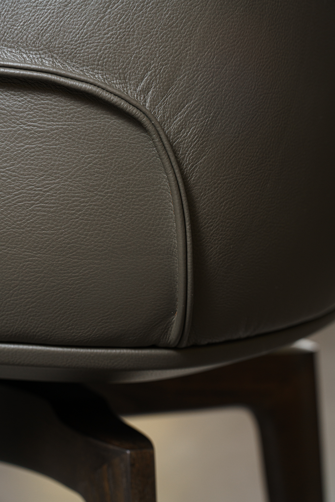 Poltrona Frau Стул Archibald Swivel SC Seppia / Ashwood Moka от Poltrona Frau — в интерьере