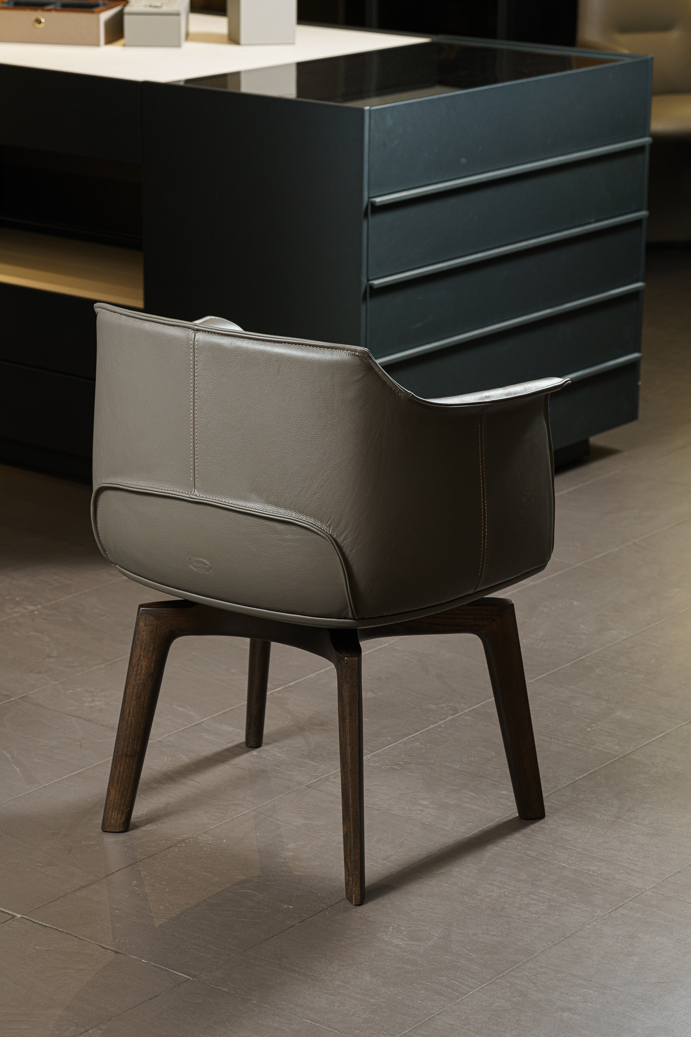 Poltrona Frau Стул Archibald Swivel SC Seppia / Ashwood Moka от Poltrona Frau — в интерьере