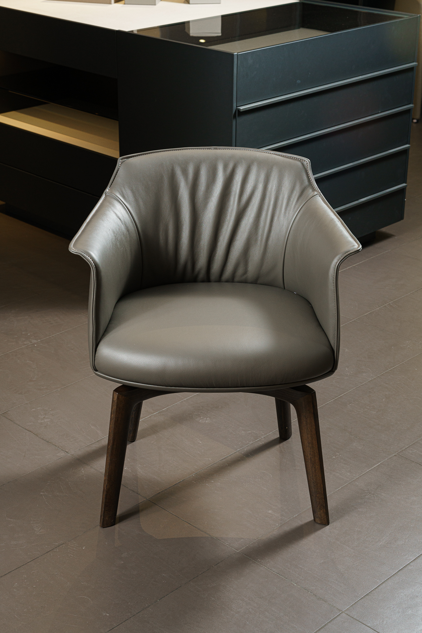 Poltrona Frau Стул Archibald Swivel SC Seppia / Ashwood Moka от Poltrona Frau — в интерьере