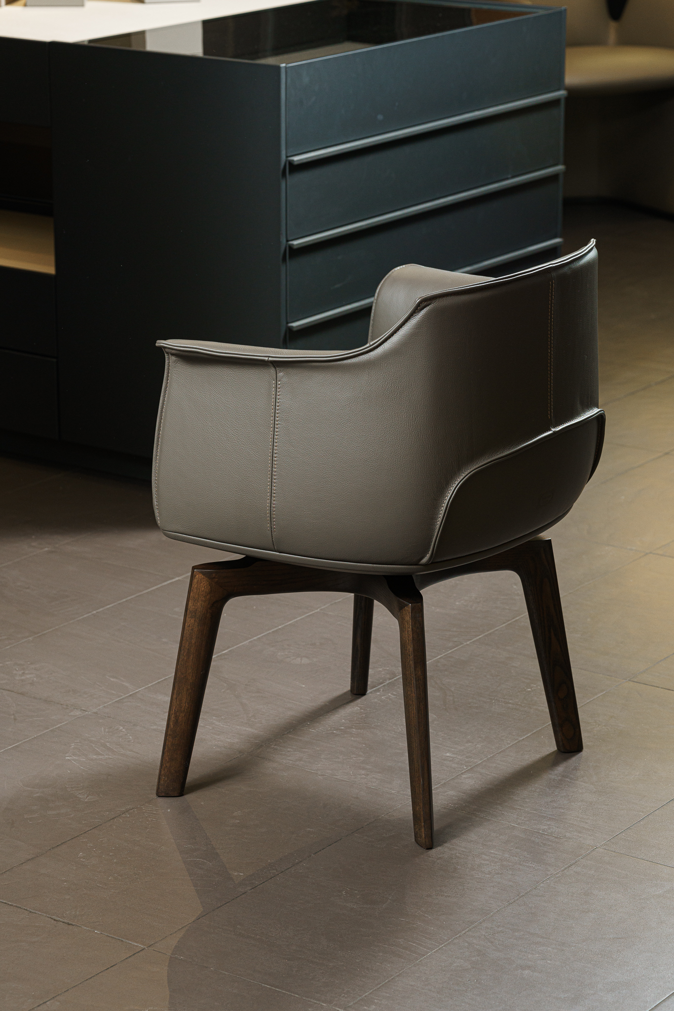 Poltrona Frau Стул Archibald Swivel SC Seppia / Ashwood Moka от Poltrona Frau — в интерьере
