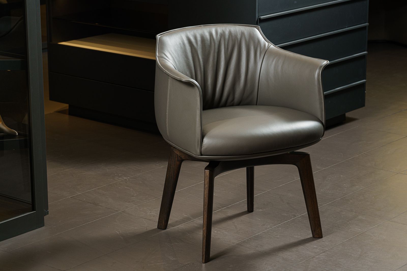 Poltrona Frau Стул Archibald Swivel SC Seppia / Ashwood Moka от Poltrona Frau — в интерьере
