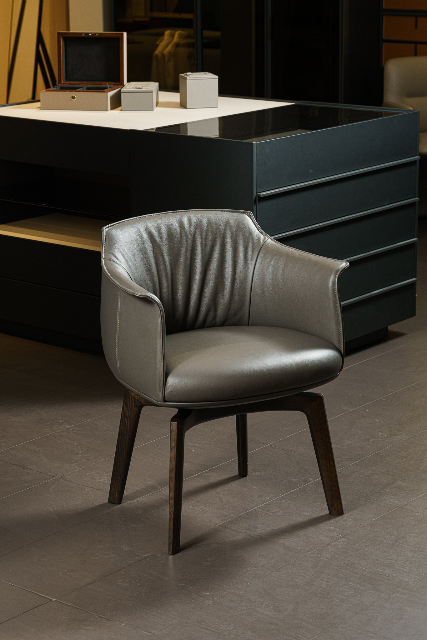 Poltrona Frau Стул Archibald Swivel SC Seppia / Ashwood Moka от Poltrona Frau — в интерьере