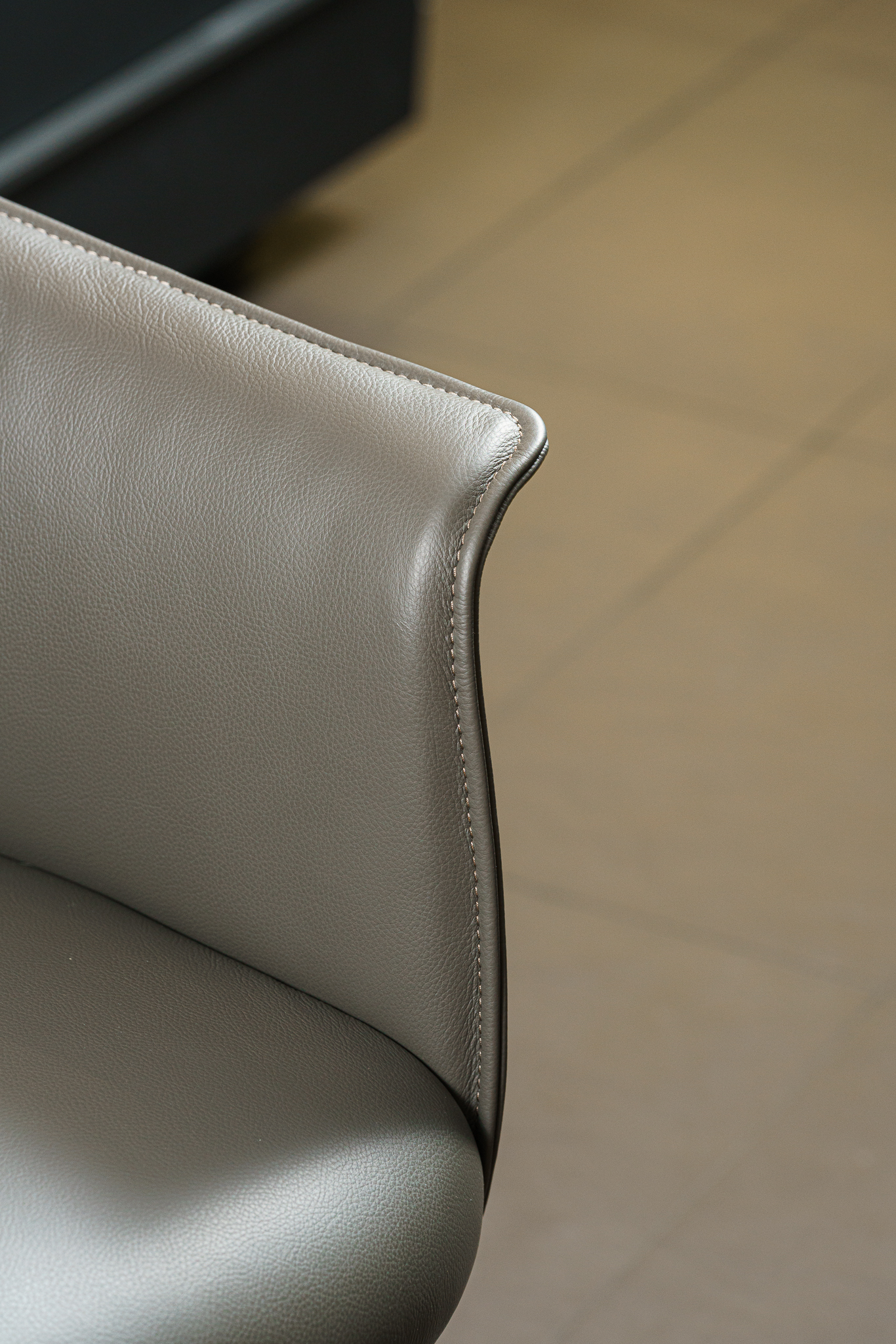 Poltrona Frau Стул Archibald Swivel SC Seppia / Ashwood Moka от Poltrona Frau — в интерьере