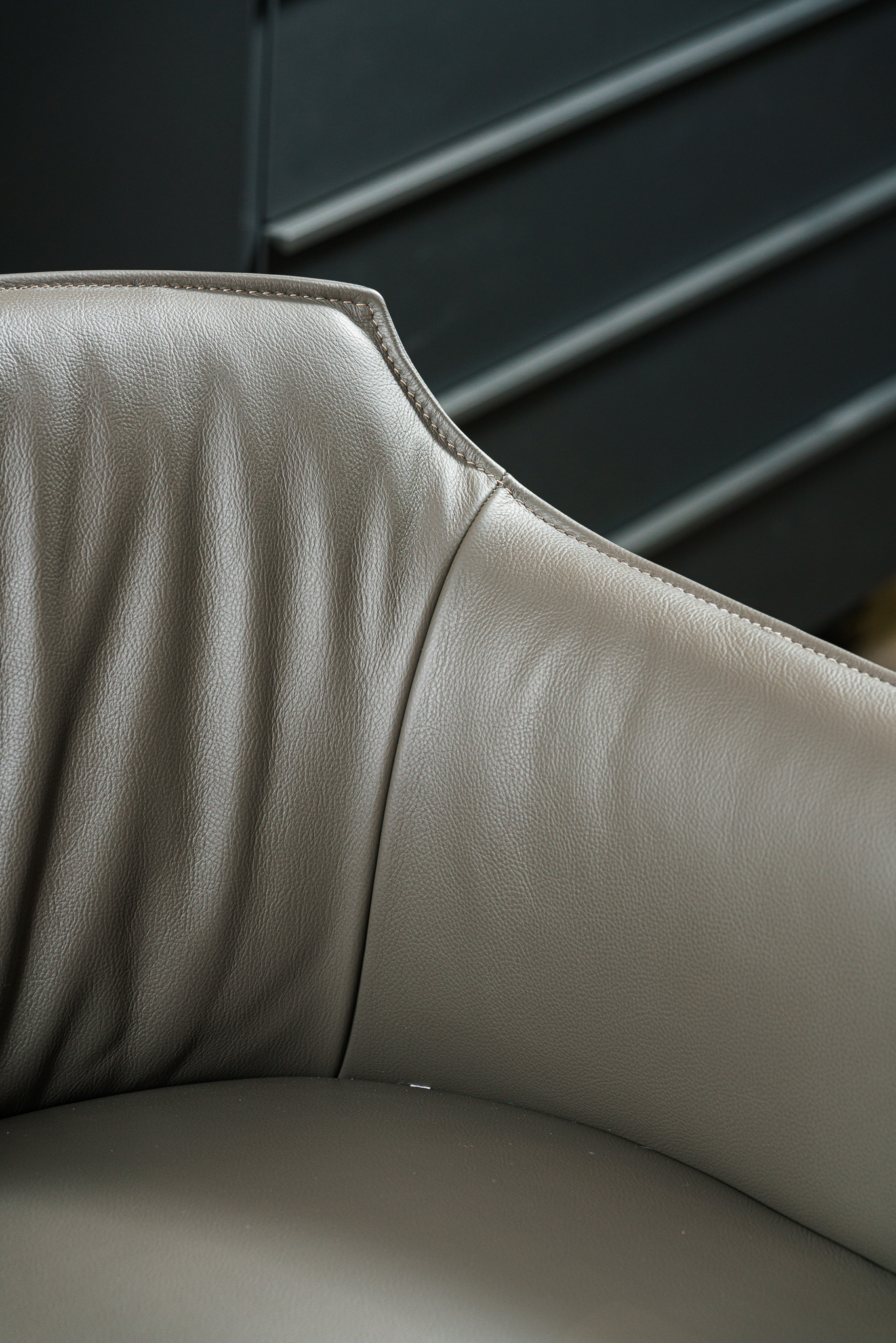 Poltrona Frau Стул Archibald Swivel SC Seppia / Ashwood Moka от Poltrona Frau — в интерьере