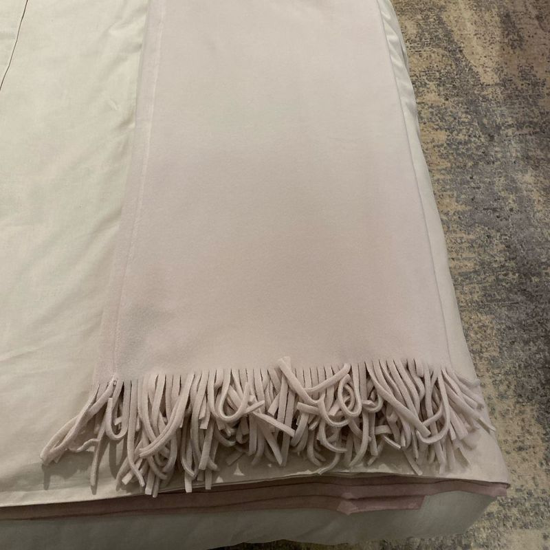 Flou Плед Fleece beige 216 от Flou — в интерьере