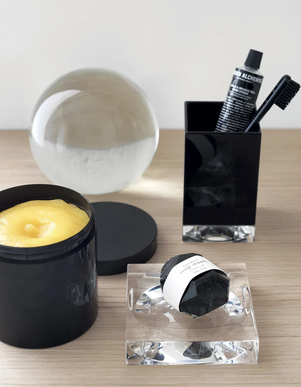 Kartell Держатель зубной щетки Boxy toothbrush holder от Kartell — в интерьере