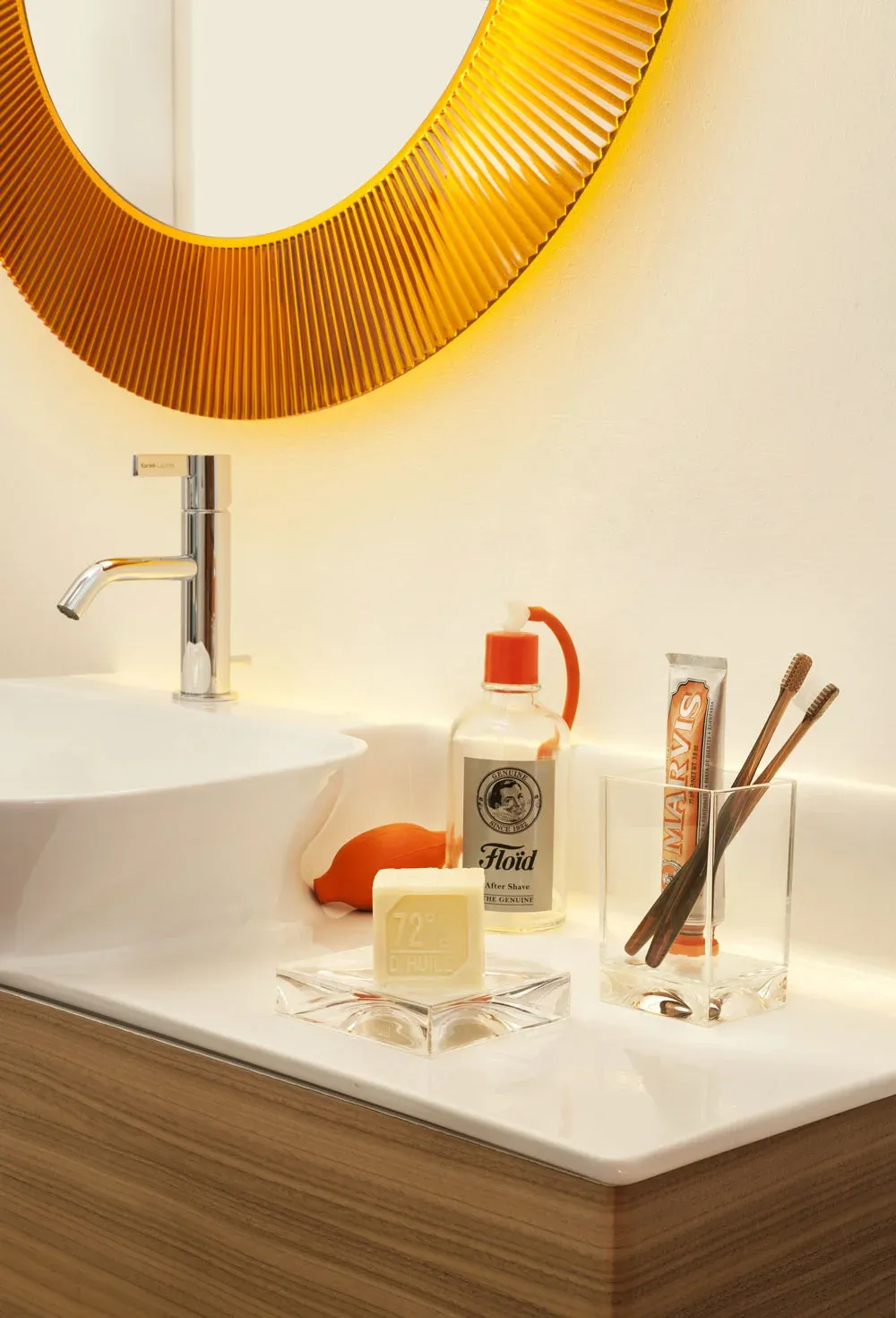 Kartell Держатель зубной щетки Boxy toothbrush holder от Kartell — в интерьере