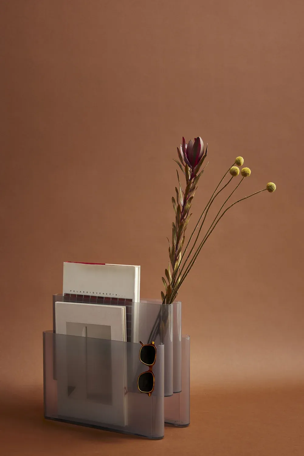 Kartell Стойка для журналов Magazine holder от Kartell — в интерьере