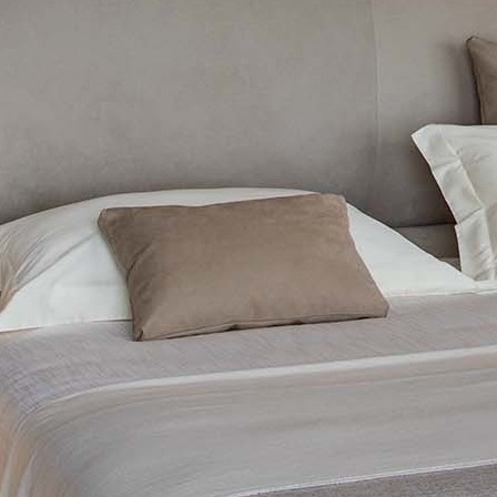 Flou Кожаная подушка 35*50 107 Nabuk от Flou — в интерьере