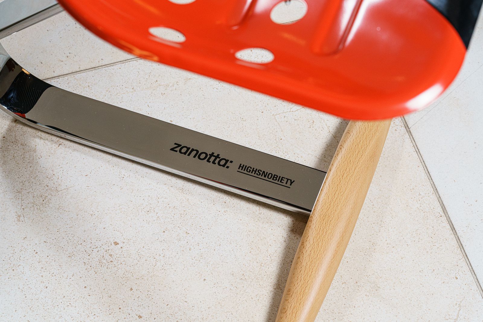 Zanotta Табурет Mezzadro red/black от Zanotta — в интерьере