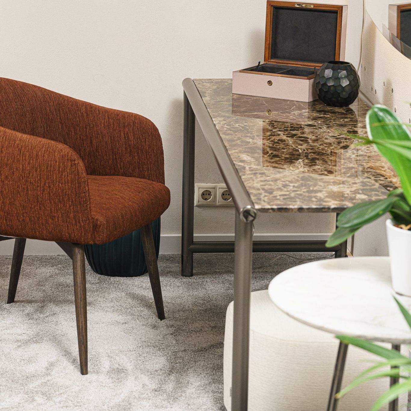 Flou Консоль Iko Emperador Marble от Flou — в интерьере
