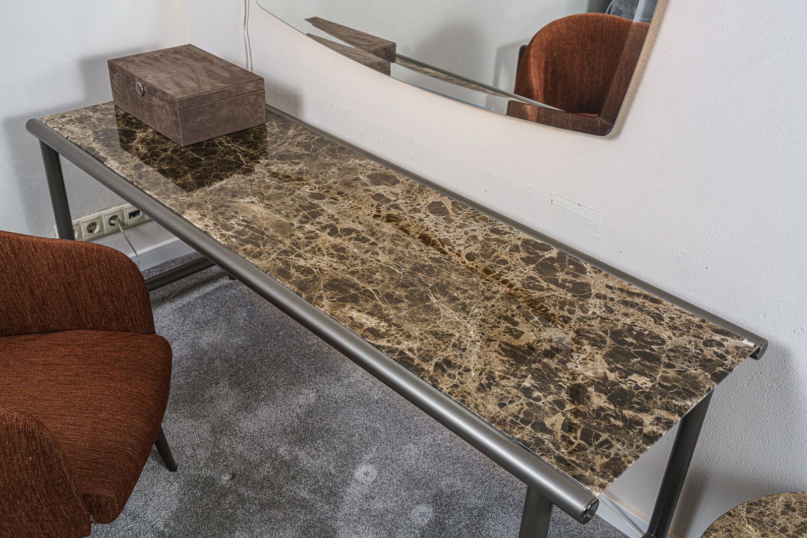 Flou Консоль Iko Emperador Marble от Flou — в интерьере
