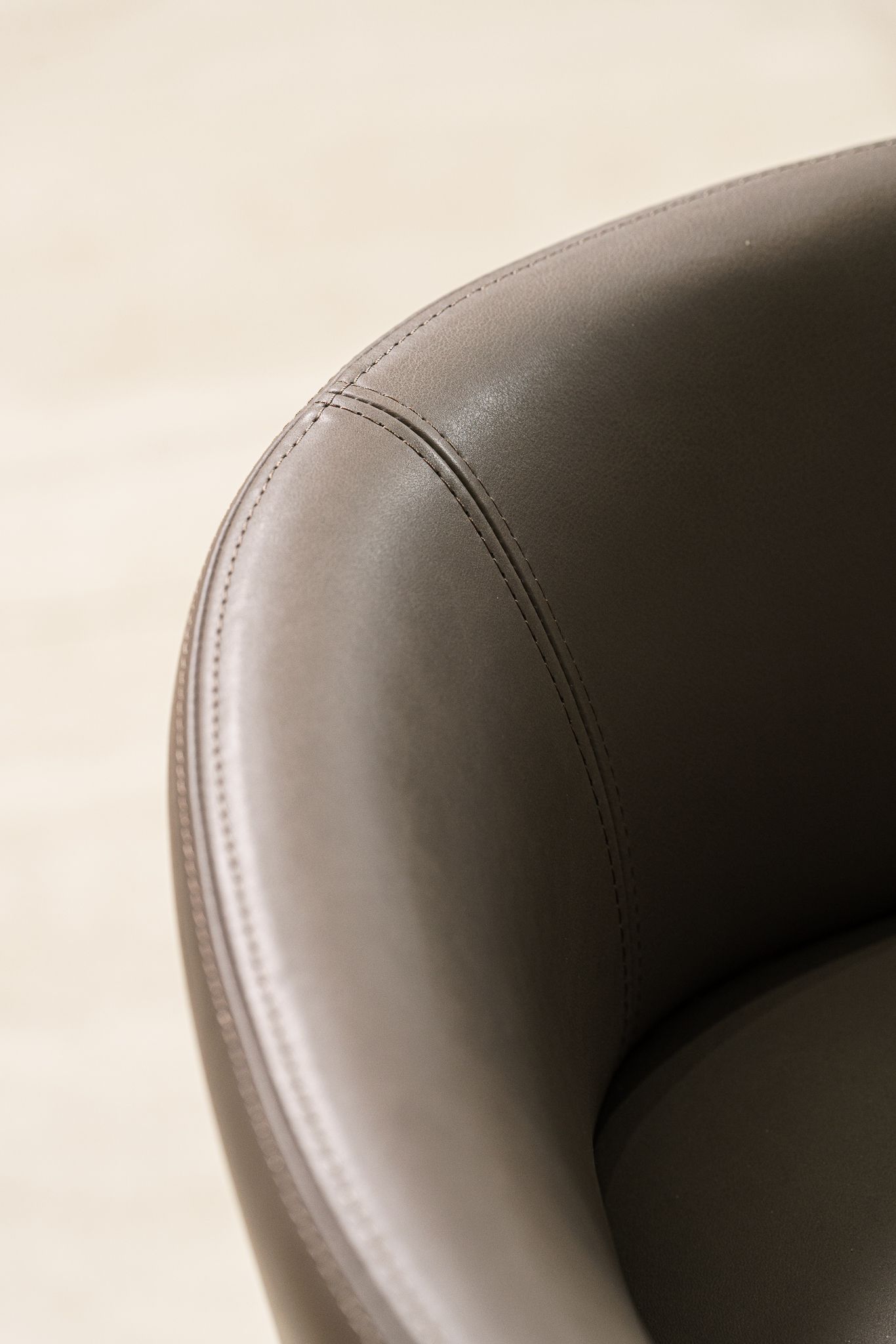 Molteni&C Барный стул в коже Devon от Molteni & C — в интерьере