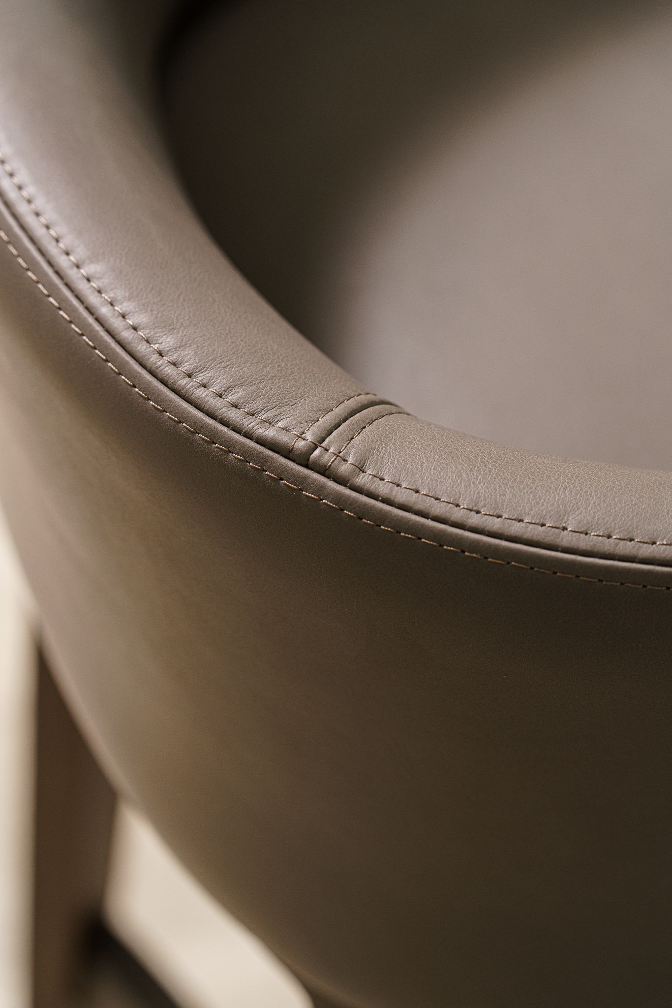 Molteni&C Барный стул в коже Devon от Molteni & C — в интерьере
