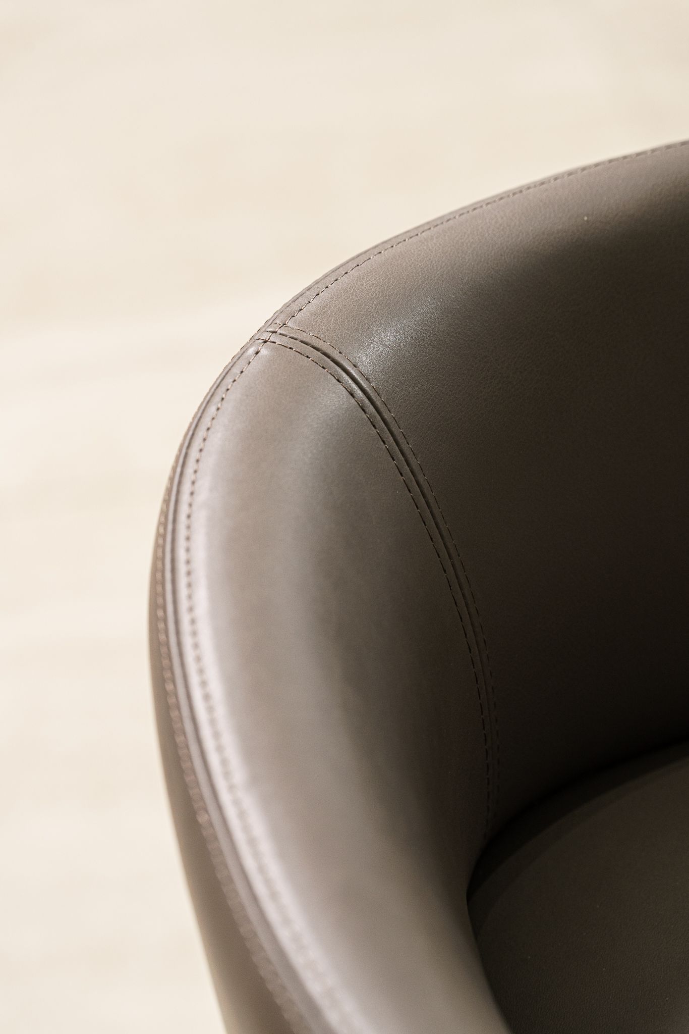 Molteni&C Барный стул в коже Devon от Molteni & C — в интерьере