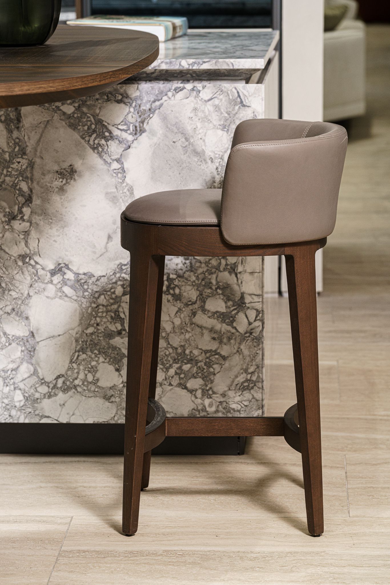 Molteni&C Барный стул в коже Devon от Molteni & C — в интерьере