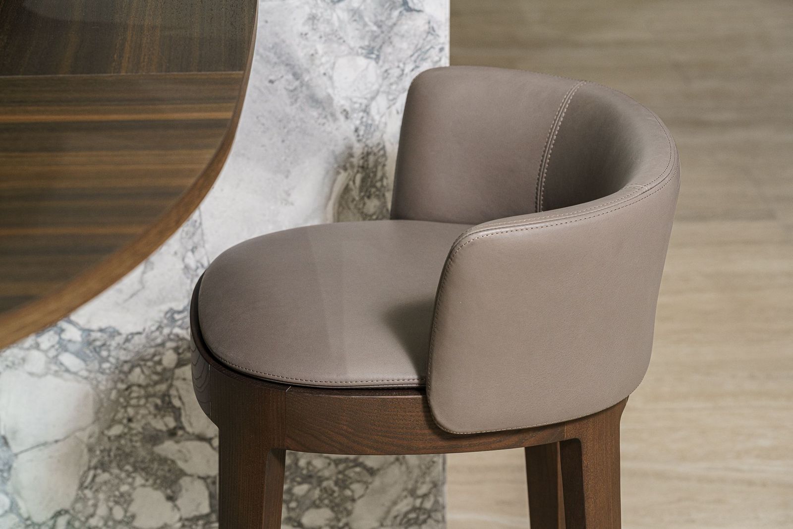 Molteni&C Барный стул в коже Devon от Molteni & C — в интерьере