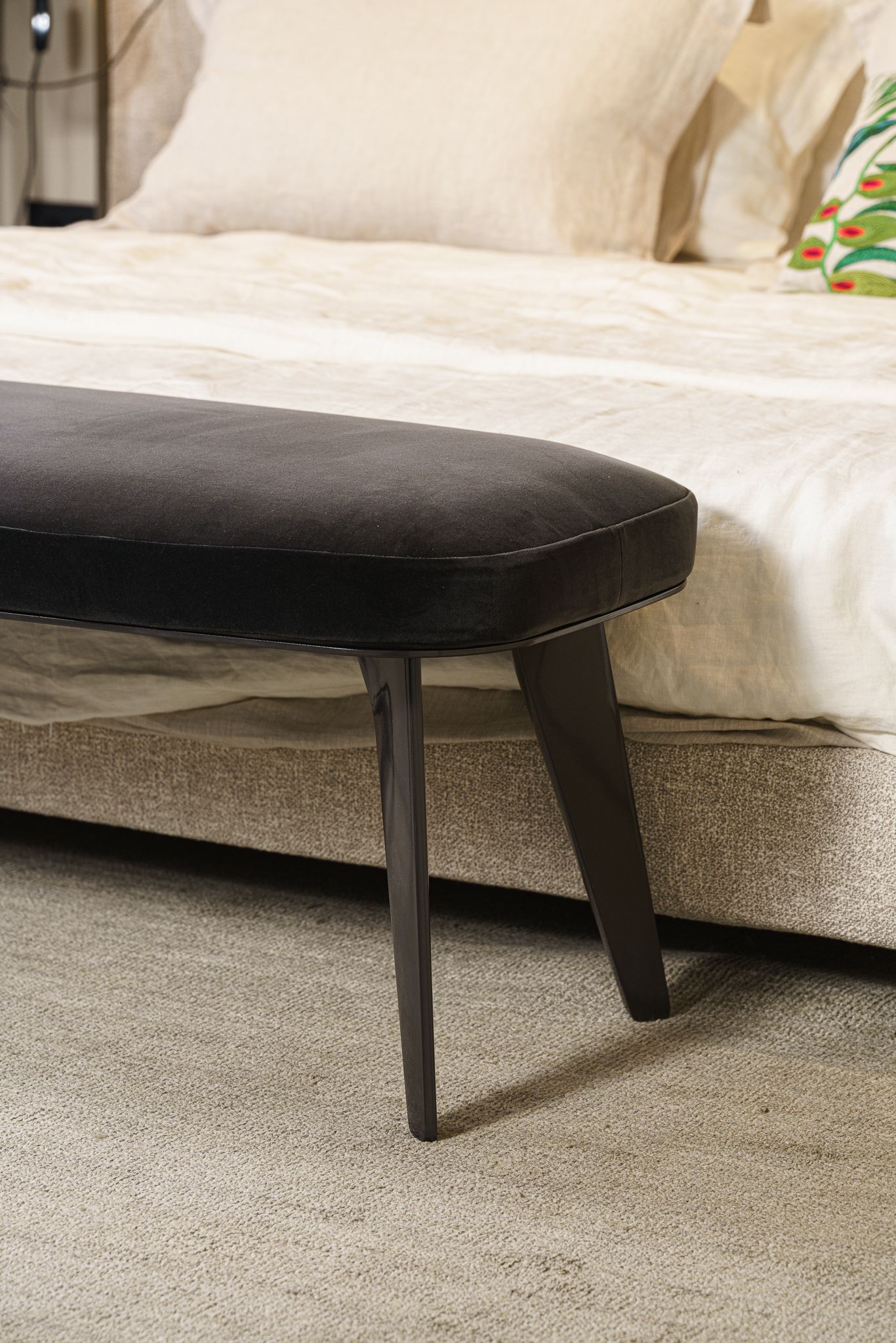 Poliform Банкетка Jane Persia 1404 Carbone от Poliform — в интерьере