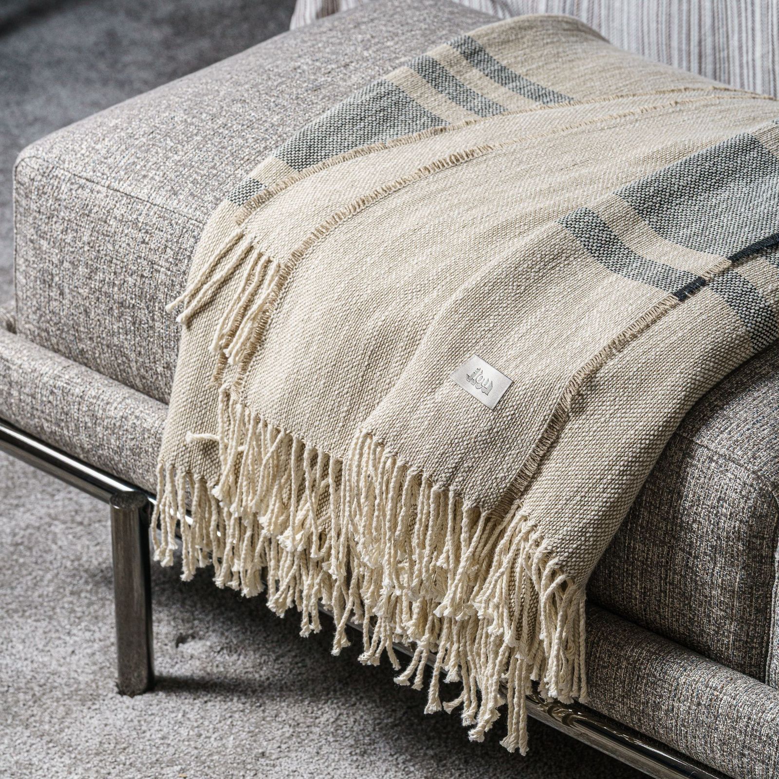 Flou Плед Lino Striped Lino Naturale Rigato от Flou — в интерьере