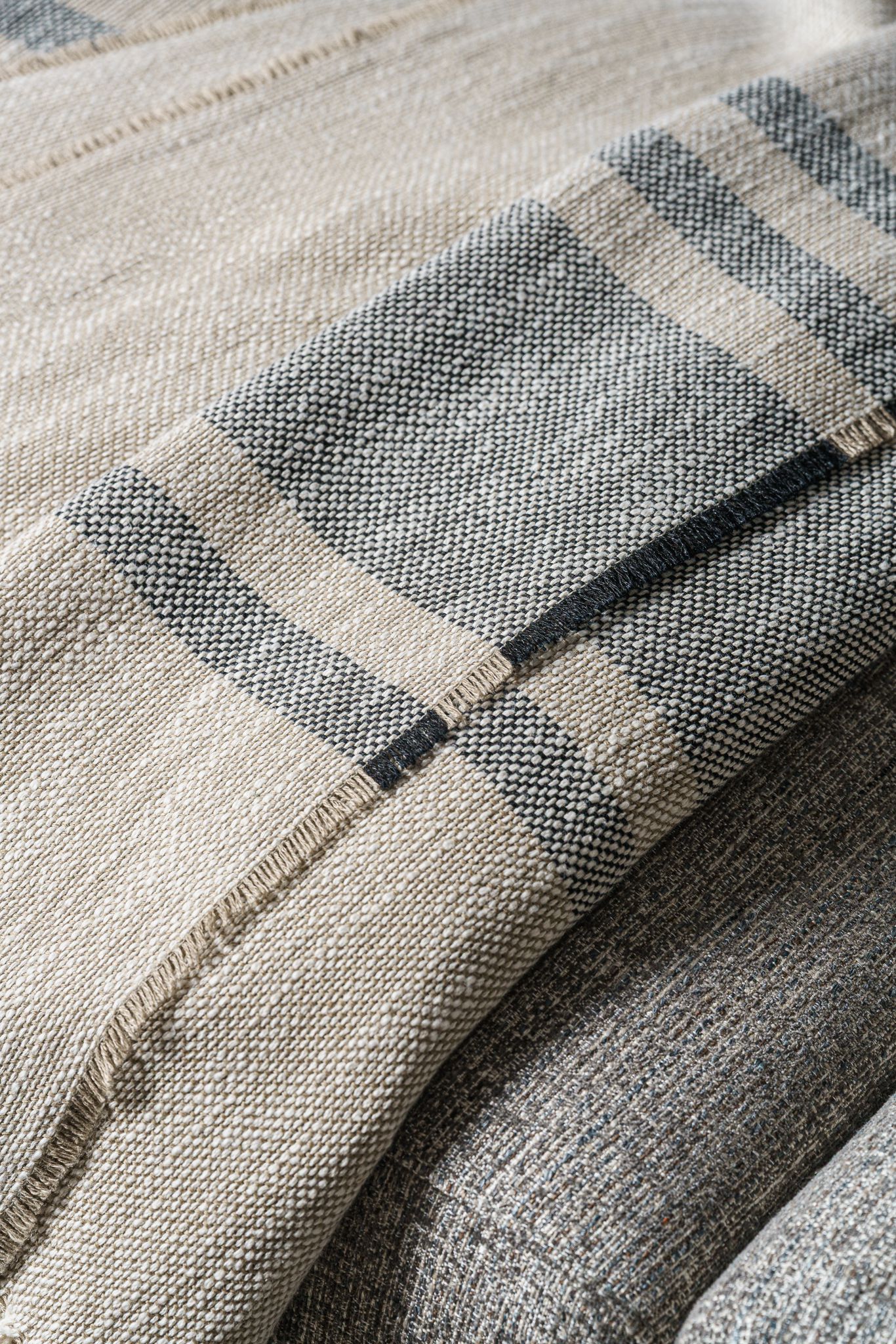 Flou Плед Lino Striped Lino Naturale Rigato от Flou — в интерьере