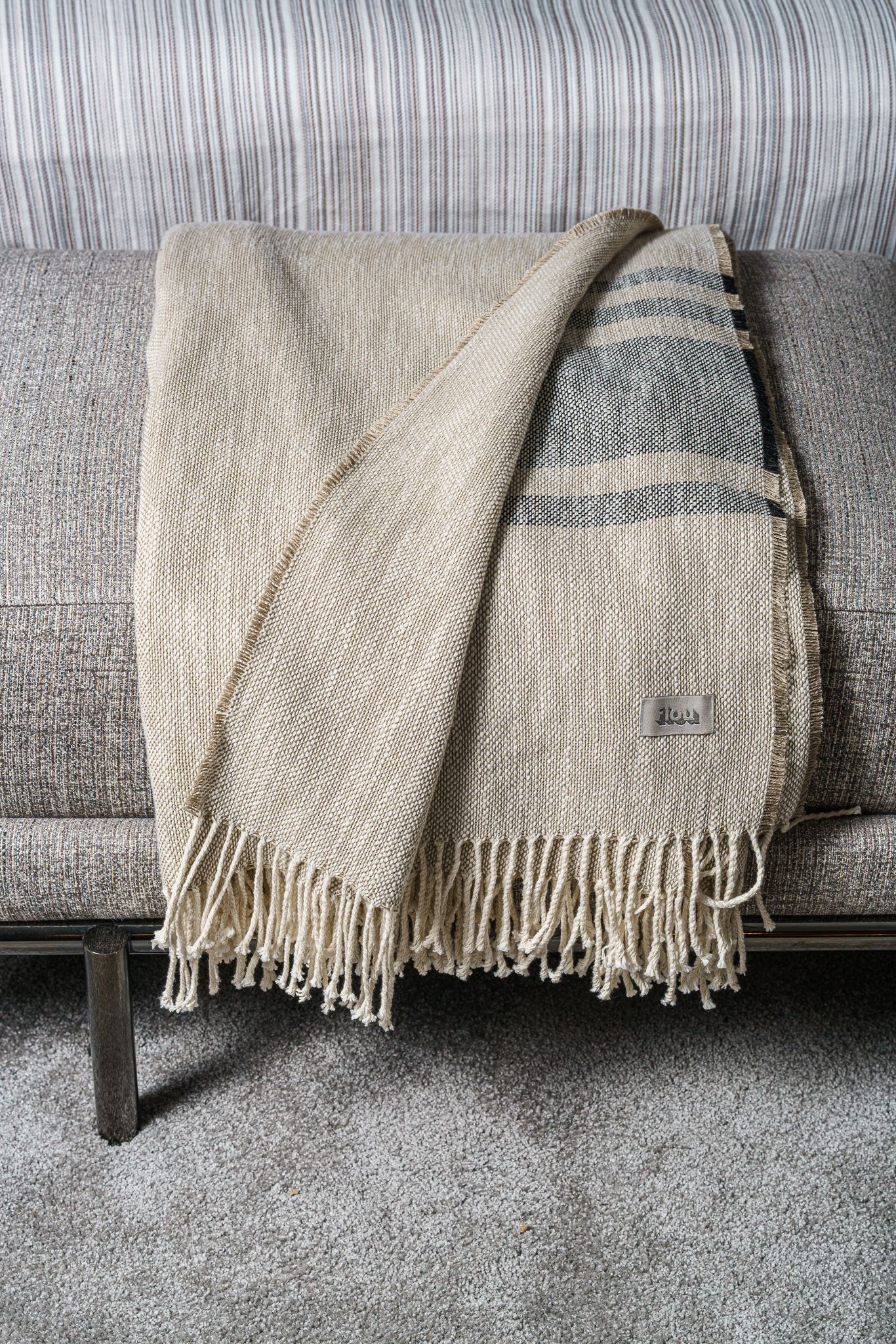 Flou Плед Lino Striped Lino Naturale Rigato от Flou — в интерьере