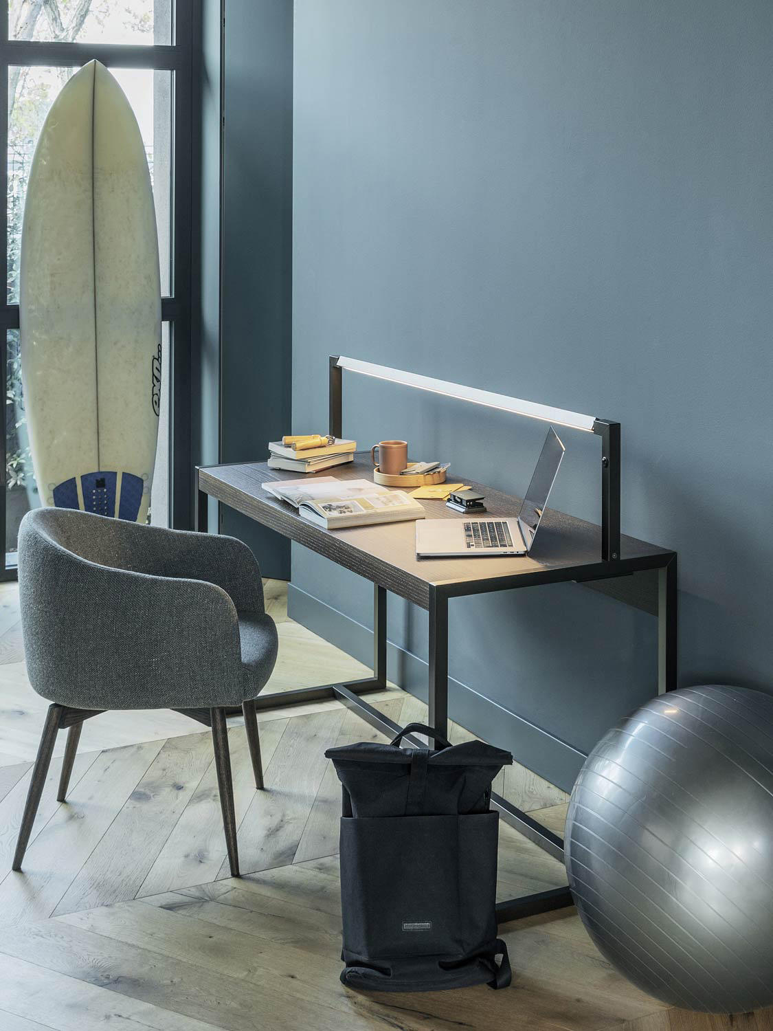 Flou Письменный стол с подсветкой Continuum Coffee brown от Flou — в интерьере