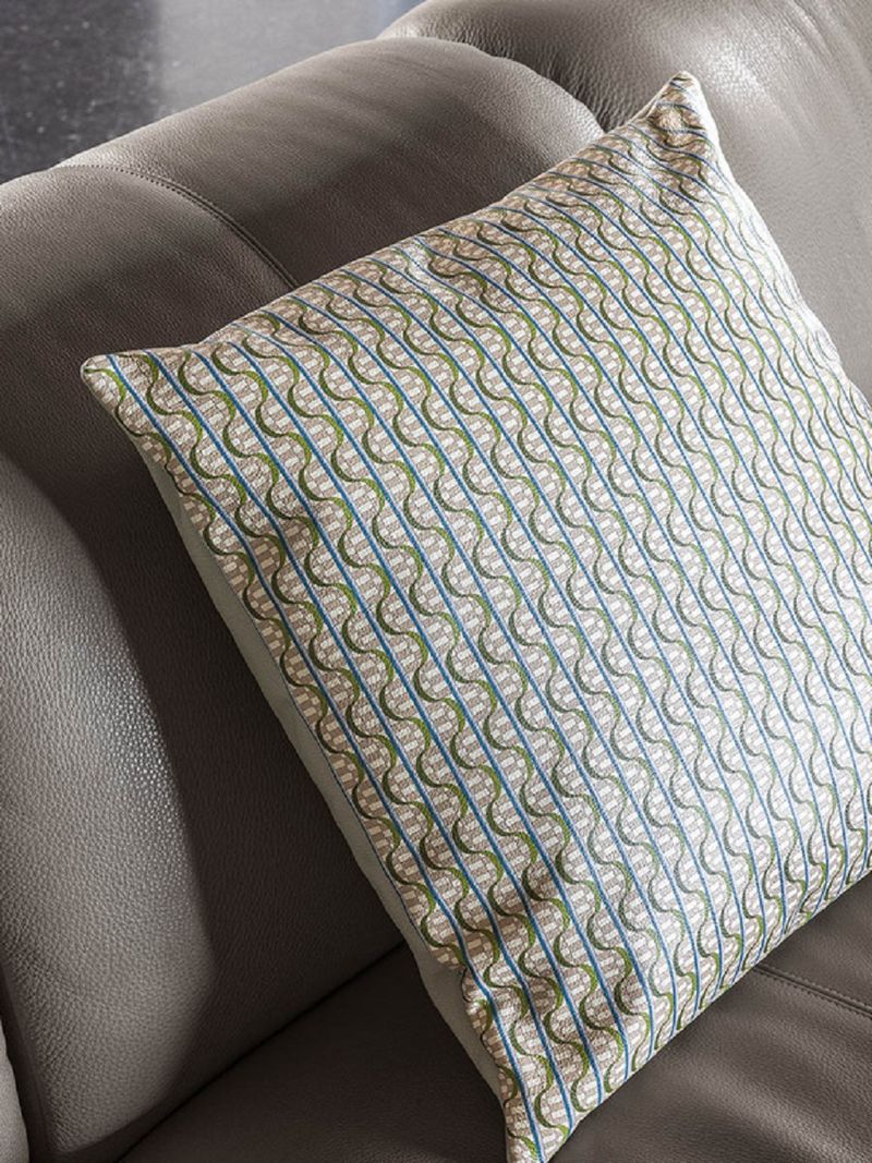 Poltrona Frau Подушка Gli Oggetti Geometric Pattern Cushion от Poltrona Frau — в интерьере