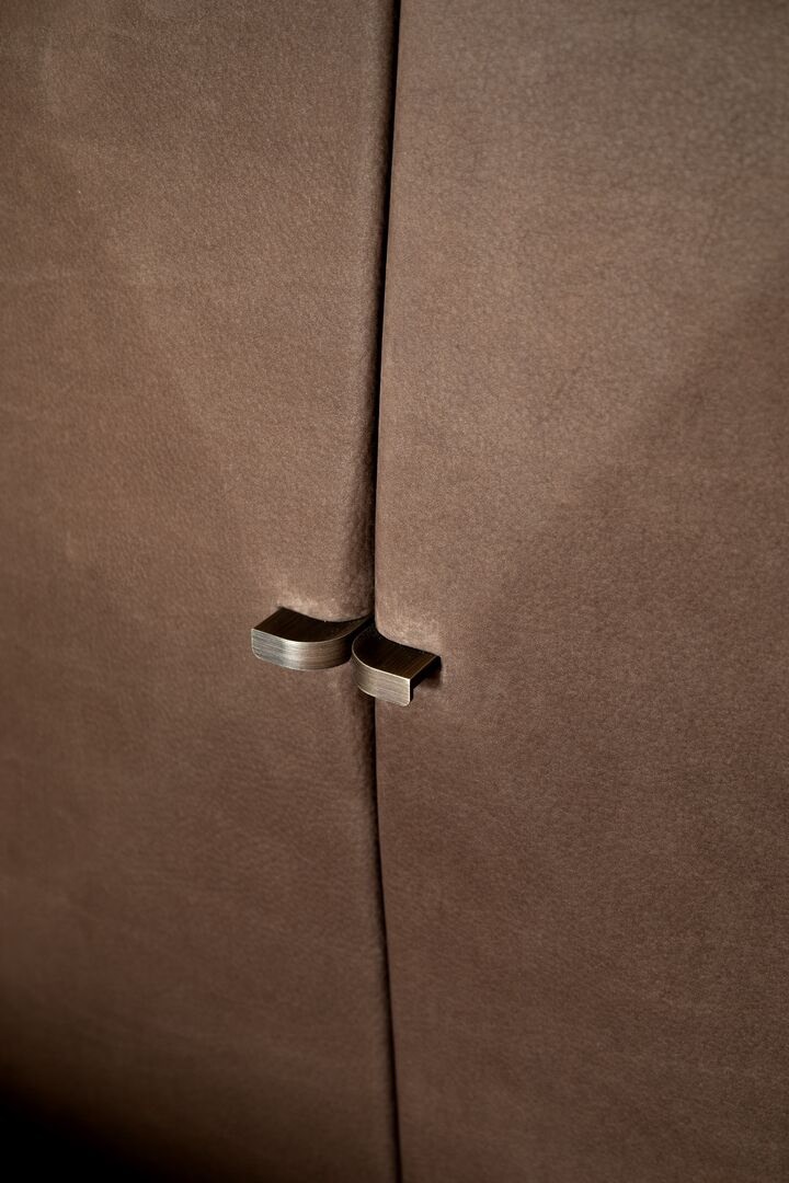 Baxter Витрина Pierce High Cabinet от Baxter — в интерьере