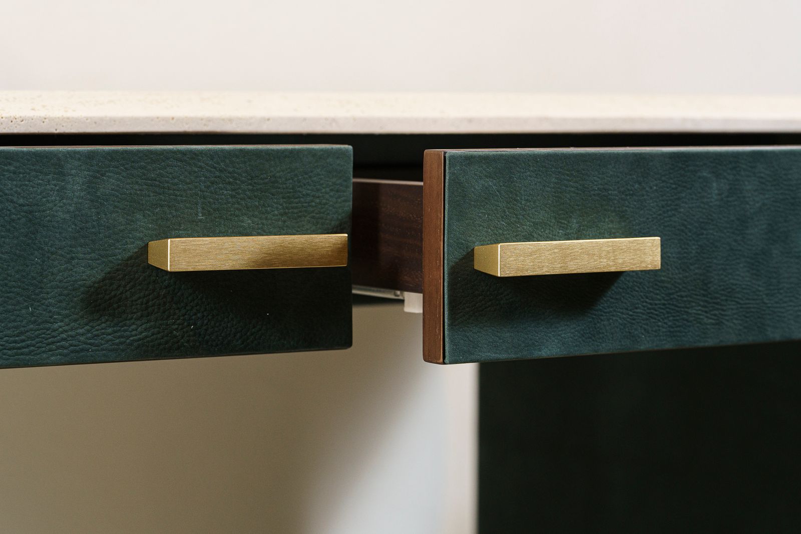 Baxter Письменный стол Ellipse Nabuck Wood/satin brass от Baxter — в интерьере
