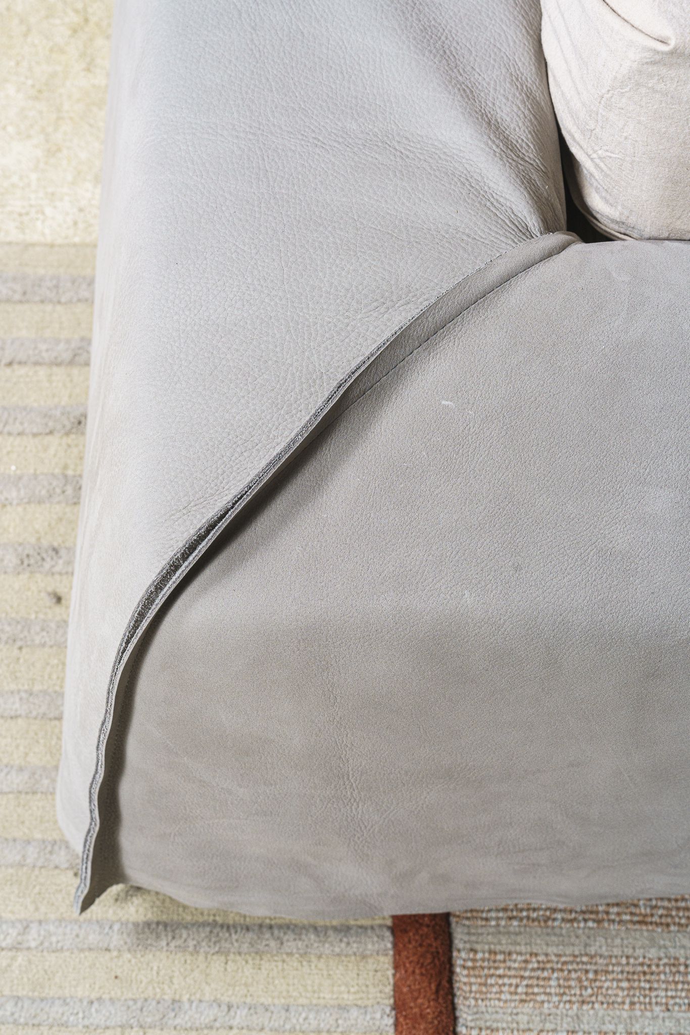 Baxter Кровать Paris nabuck light grey от Baxter — в интерьере