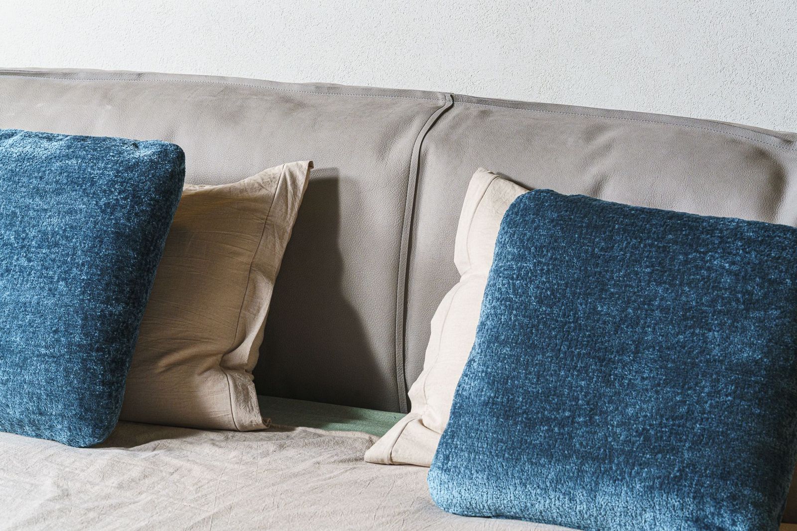 Baxter Кровать Paris nabuck light grey от Baxter — в интерьере
