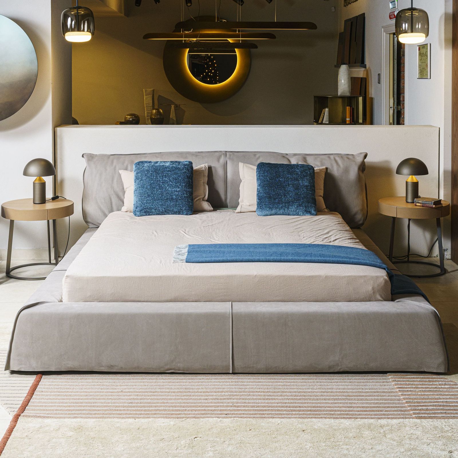 Baxter Кровать Paris nabuck light grey от Baxter — в интерьере