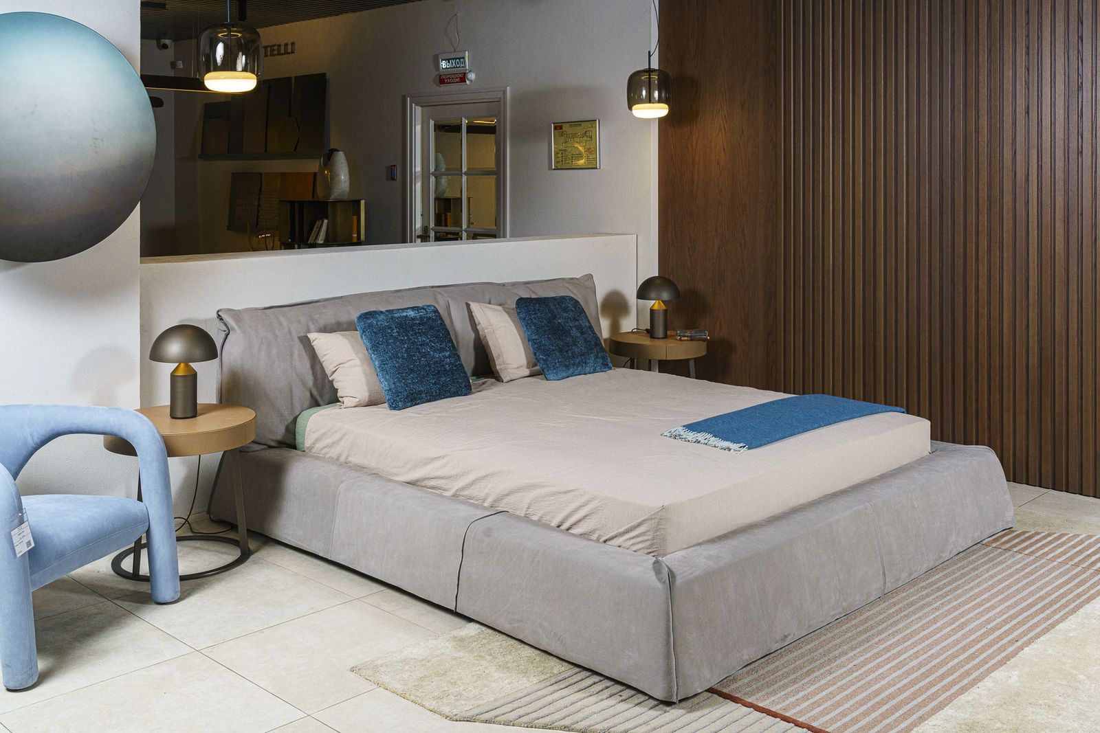 Baxter Кровать Paris nabuck light grey от Baxter — в интерьере