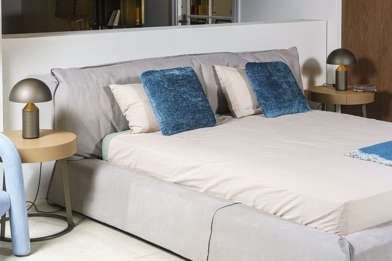 Baxter Кровать Paris nabuck light grey от Baxter — в интерьере